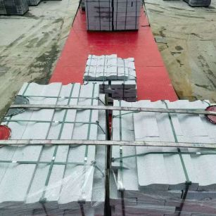 哈密 芝麻白仿形加直形路沿石出货日常