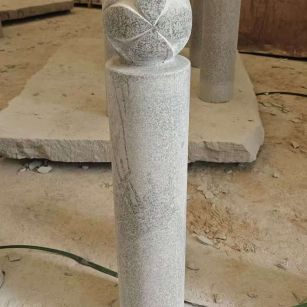 哈密 芝麻白花岗岩石材挡车石柱、停车柱、圆柱挡车柱、方柱挡车柱等