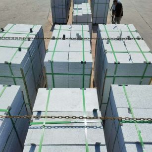 哈密 芝麻白花岗岩5公分地铺石 花岗岩厂家工厂装车日常