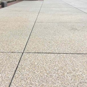 哈密 黄金麻花岗岩石板材荔枝面地面铺装效果