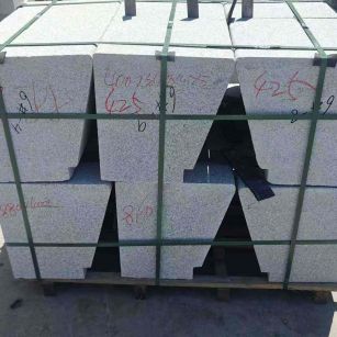 哈密 芝麻白异形坐凳，石凳