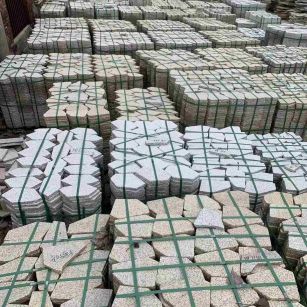 哈密 黄金麻白麻花岗岩荔枝面地铺石(冰裂纹)