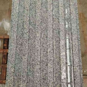 哈密 芝麻白花岗岩荔枝面雕刻盲道，盲条