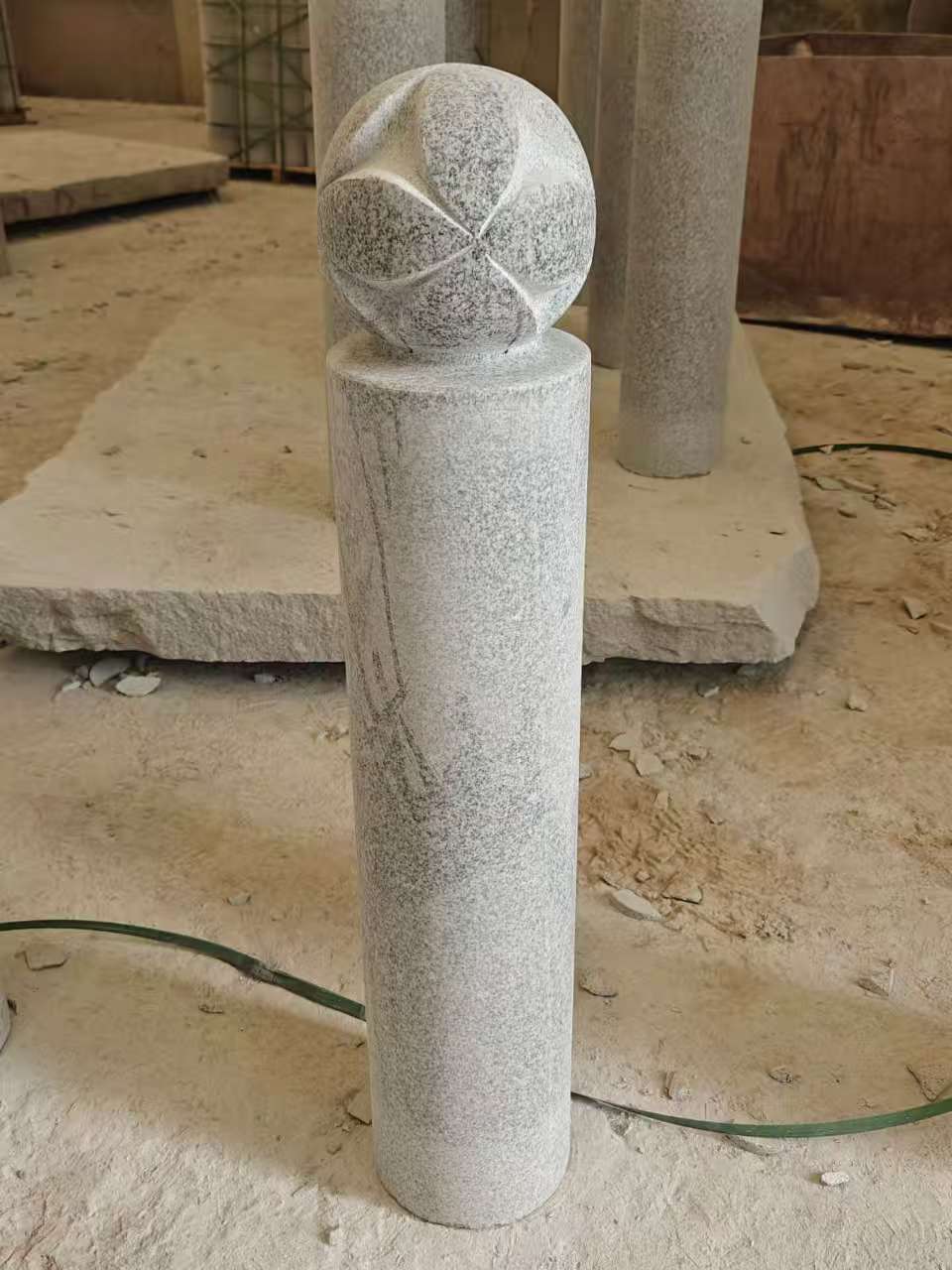 哈密 芝麻白花岗岩石材挡车石柱、停车柱、圆柱挡车柱、方柱挡车柱等