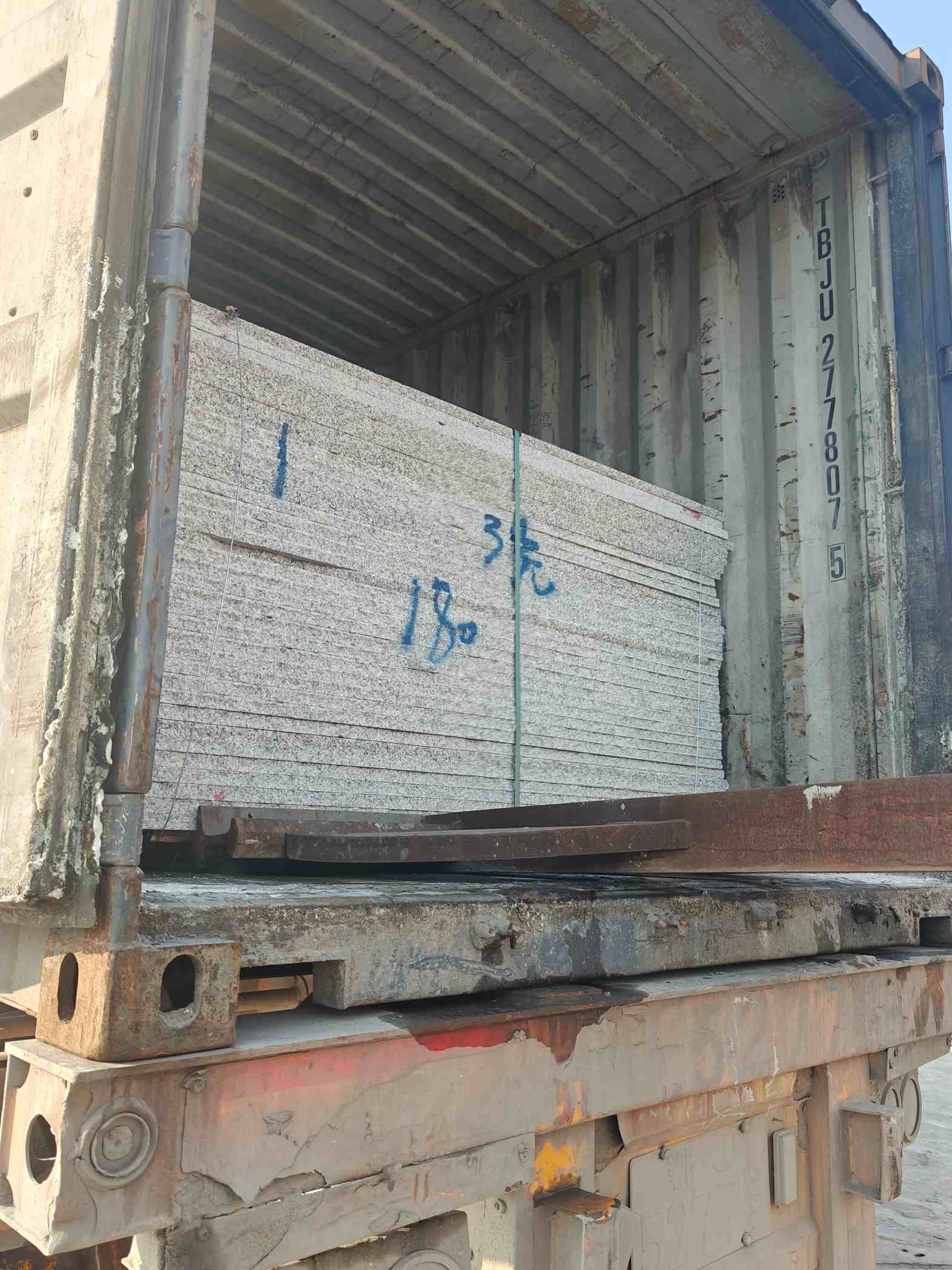 哈密 芝麻白花岗岩石材3.0公分光面毛板装柜出货