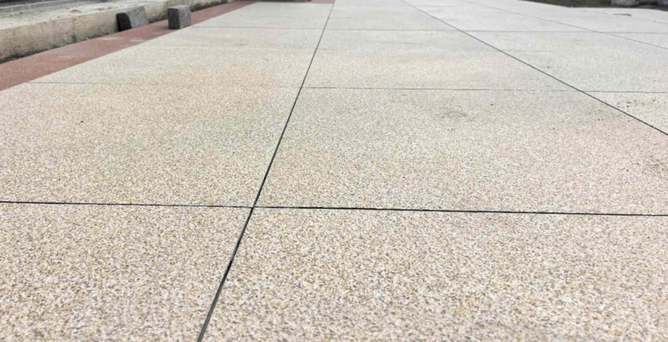 哈密 黄金麻花岗岩石板材荔枝面地面铺装效果