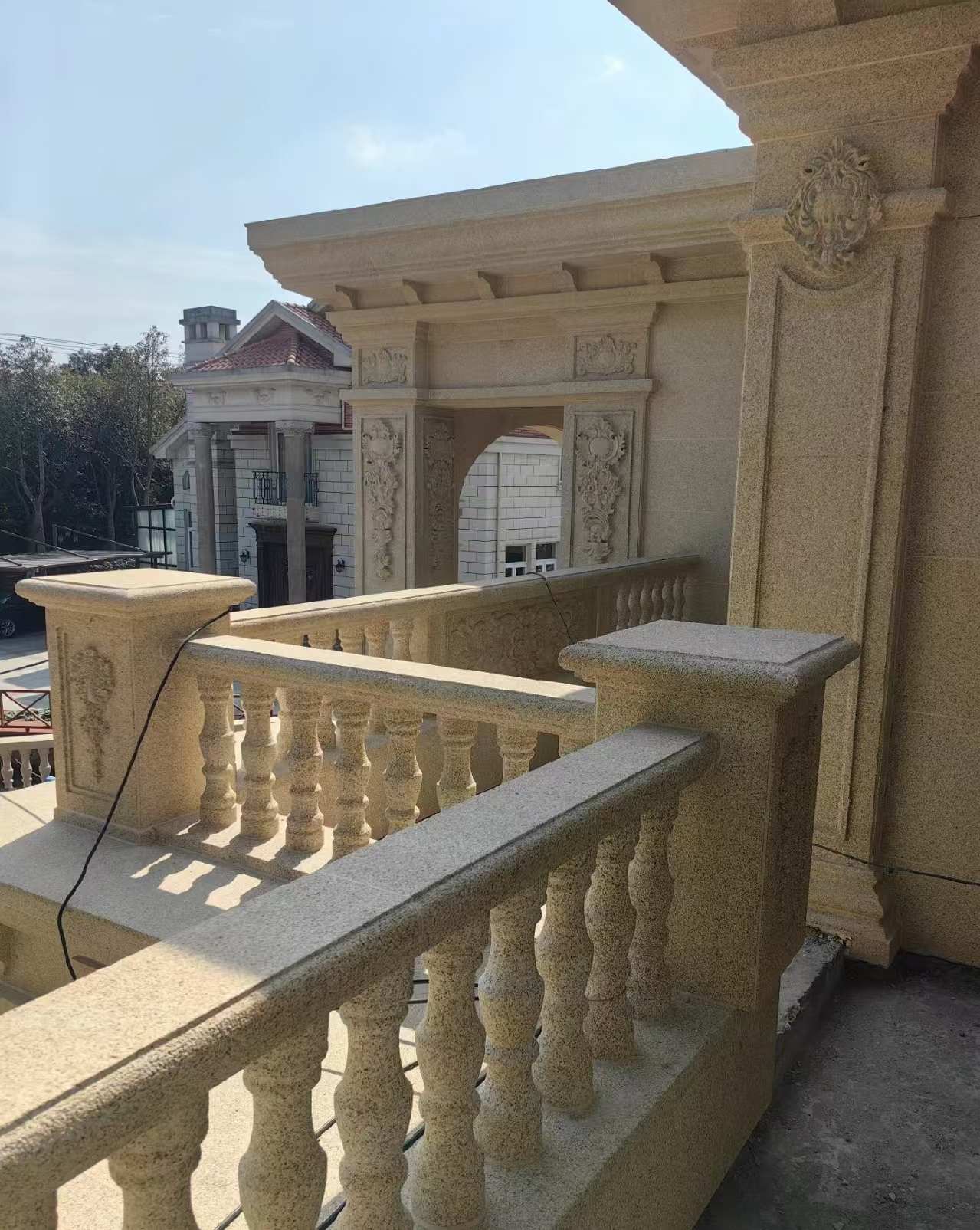 哈密 黄金麻别墅外墙干挂雕花配合阳台栏杆花瓶柱