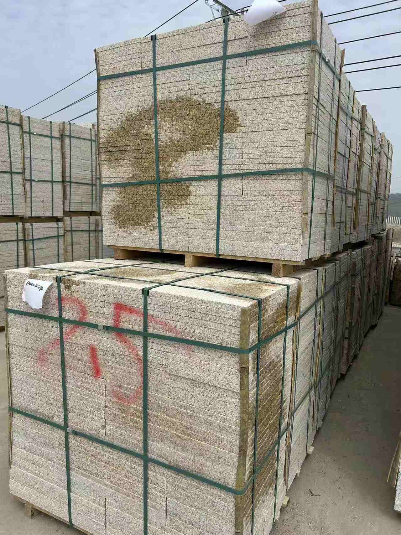 哈密 黄金麻花岗岩石材荔枝面地铺石2.5*300*600