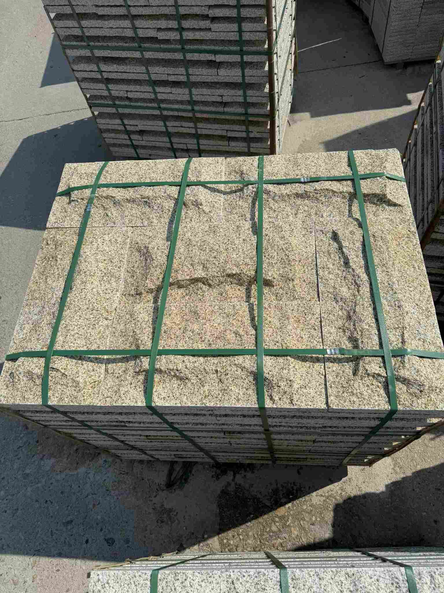 哈密 黄金麻花岗岩石材自然面蘑菇石成品