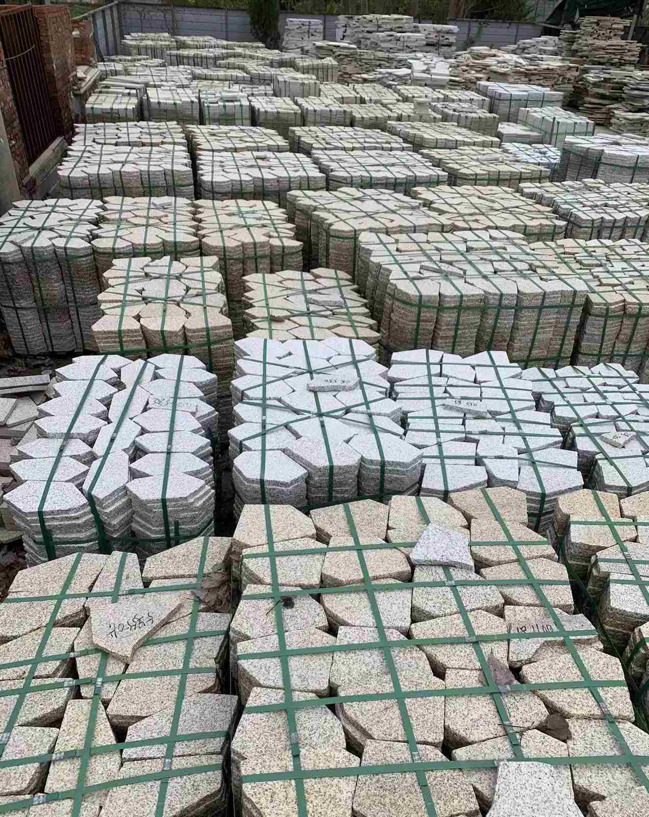 哈密 黄金麻白麻花岗岩荔枝面地铺石(冰裂纹)