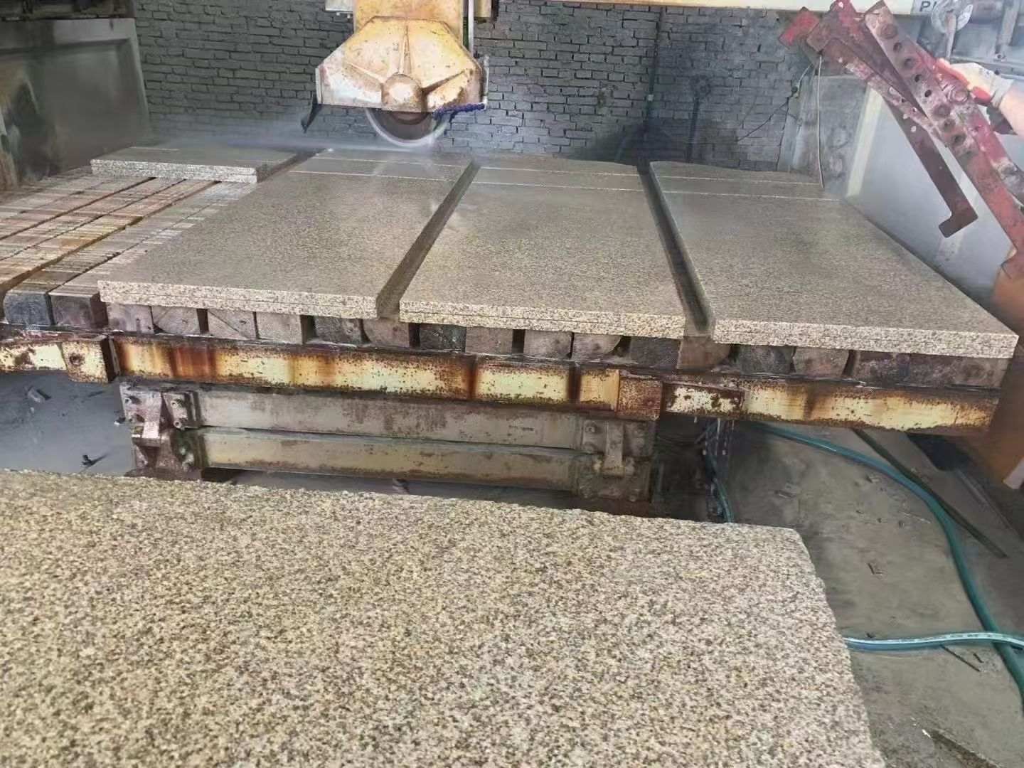 哈密 黄金麻荔枝面成品板加工