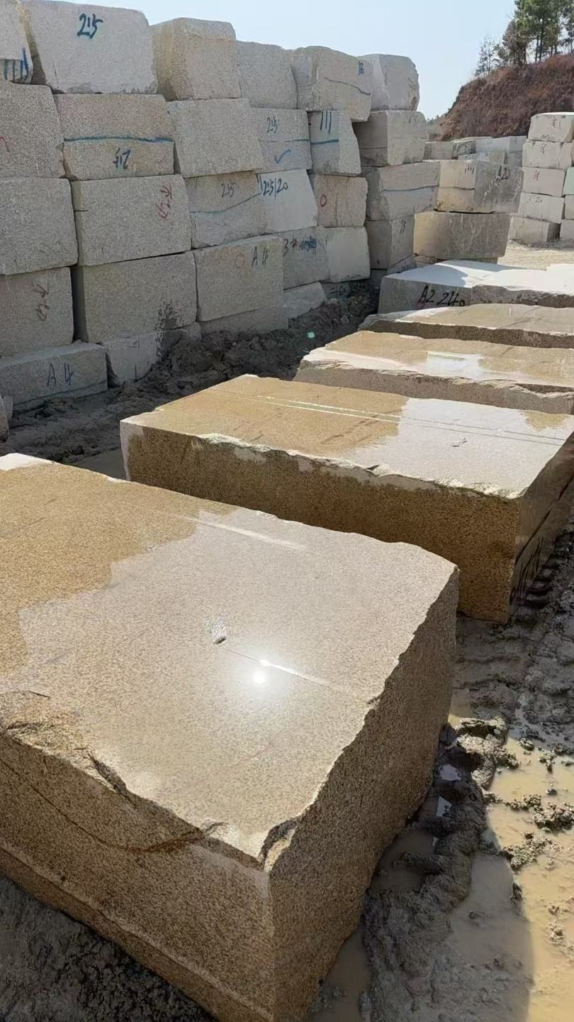 哈密 黄金麻方料堆场洗料分选中，原材料充足