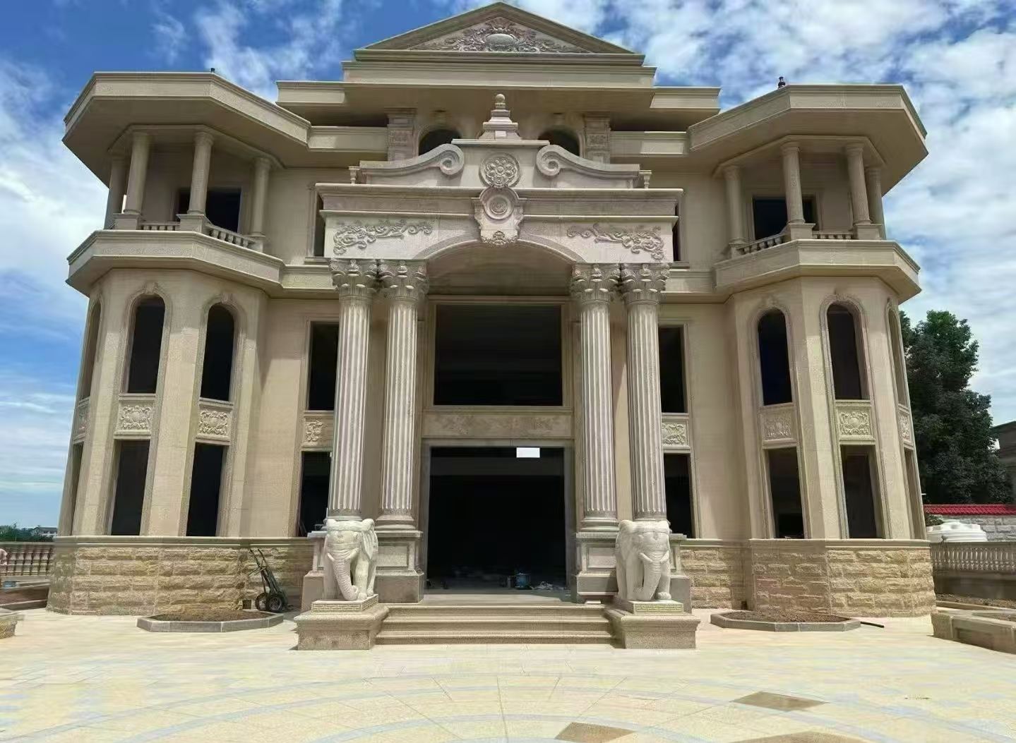 哈密 黄金麻别墅外墙干挂，大柱，大象，蘑菇石，雕花板