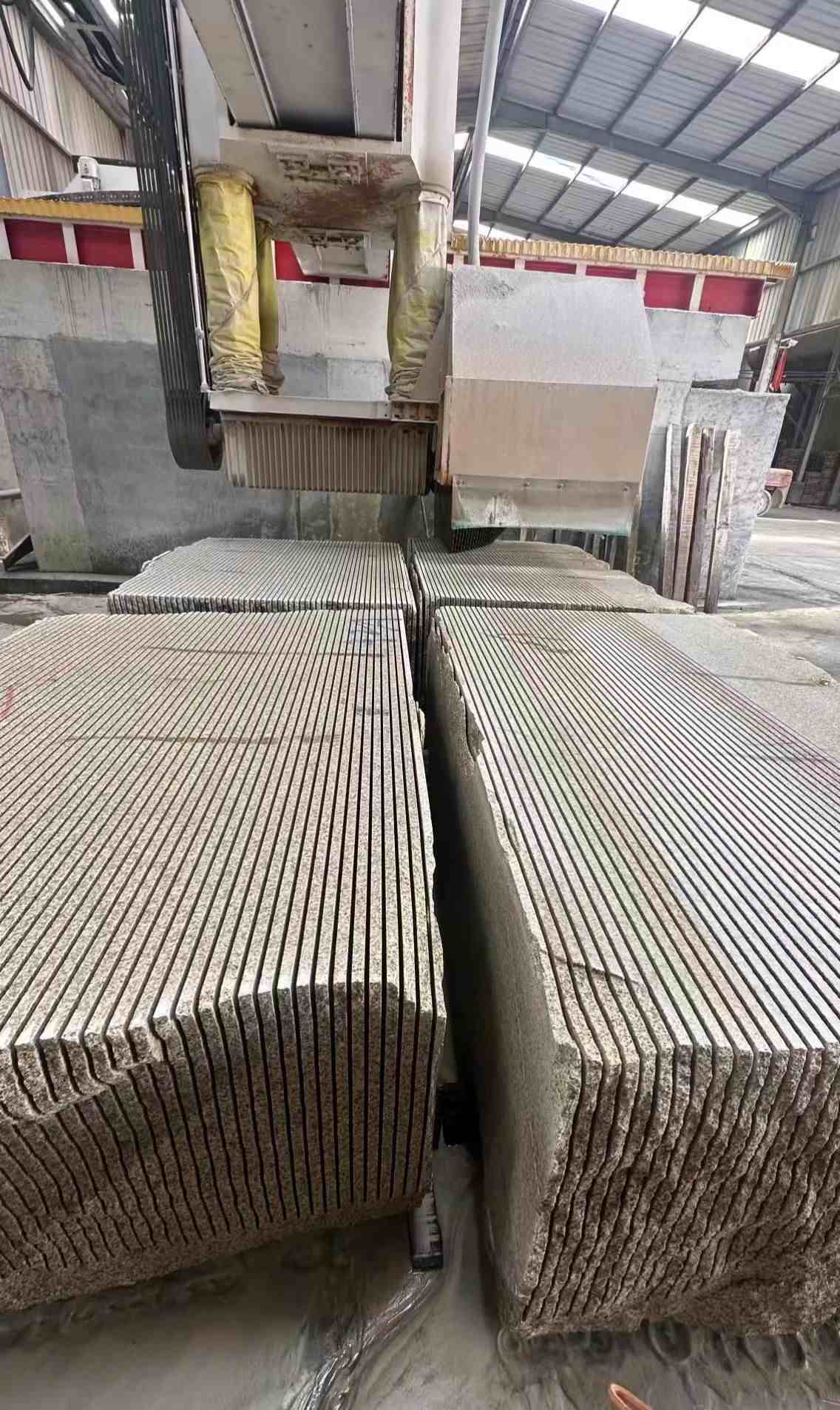 哈密 车间生产日常，黄金麻白麻花岗岩