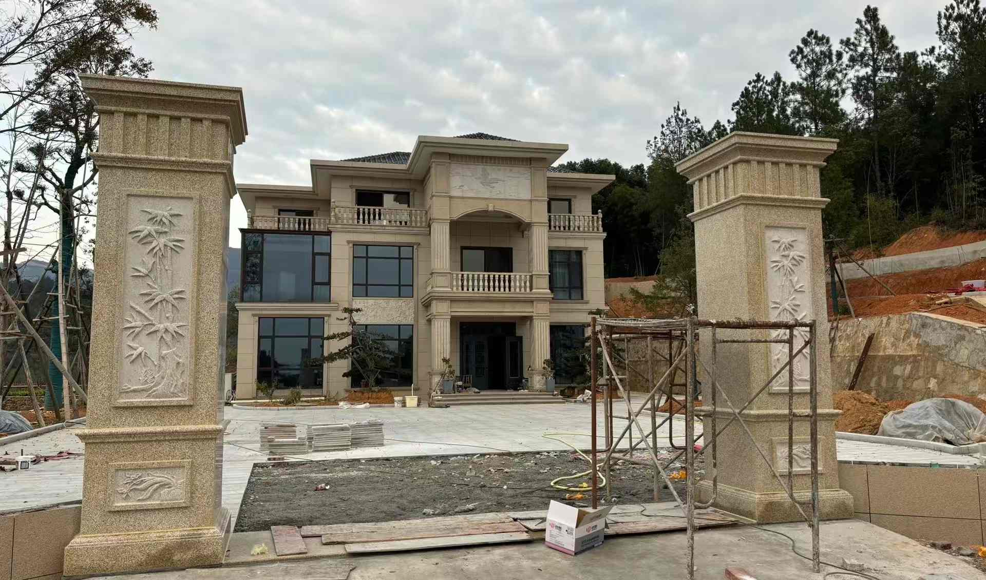 哈密 黄金麻花岗岩别墅雕花外墙干挂配上门口雕花罗马柱