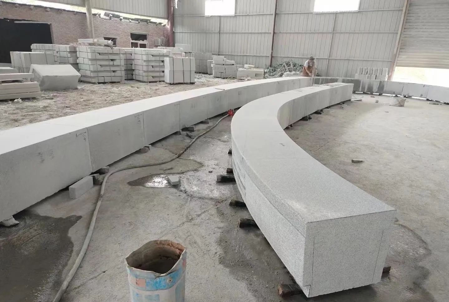 哈密芝麻白花岗岩石板材 园林光面弧形坐凳