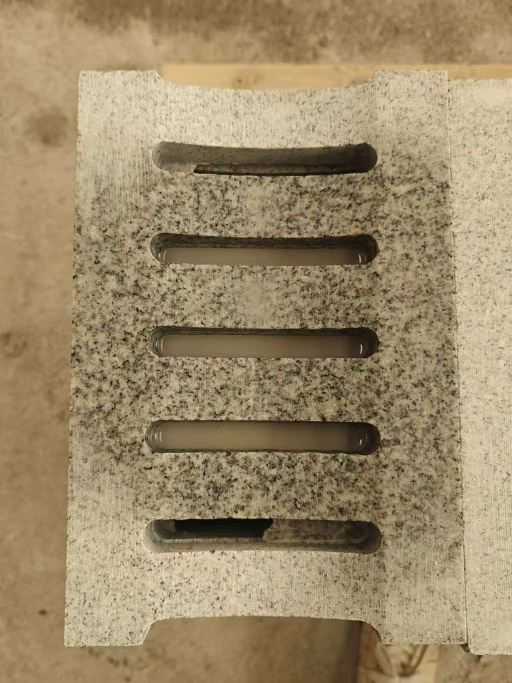 哈密 芝麻白拉丝面花岗岩U型开槽排水槽