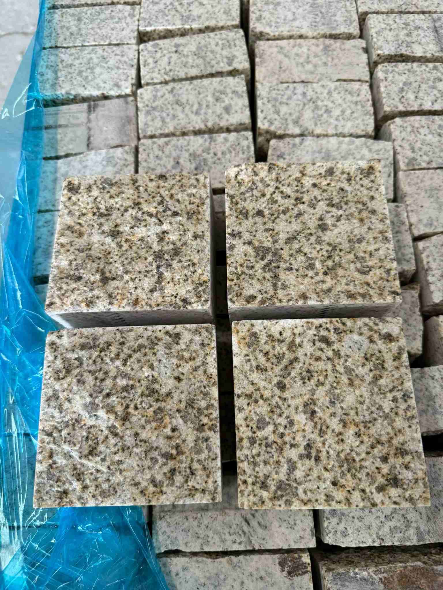 哈密 黄金麻花岗岩自然面小方块，弹石，马蹄石等