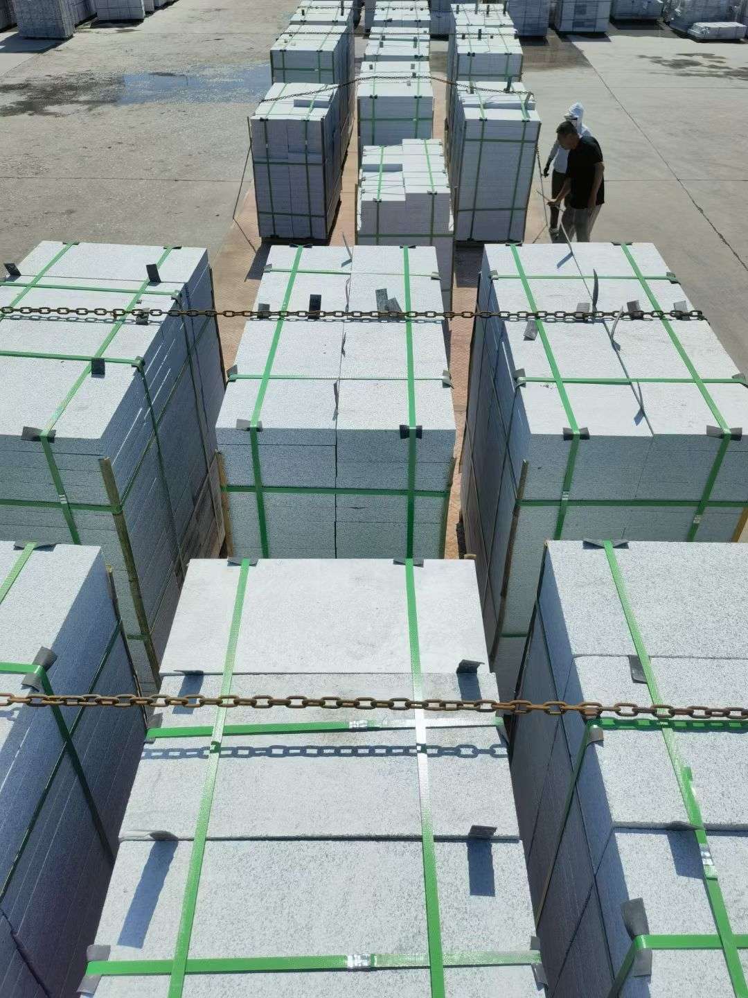 哈密 芝麻白花岗岩5公分地铺石 花岗岩厂家工厂装车日常