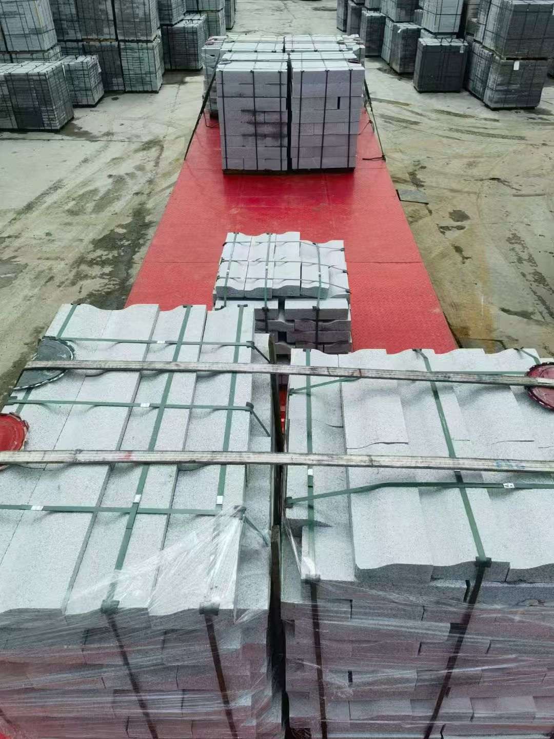 哈密 芝麻白仿形加直形路沿石出货日常