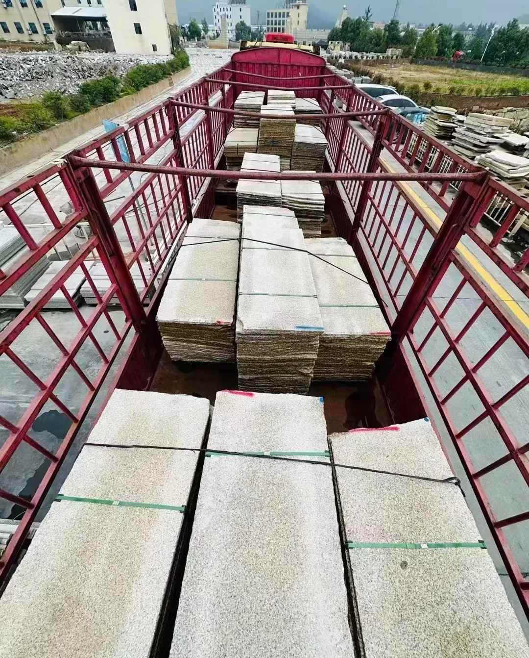 哈密 黄金麻花岗岩荔枝面，光面毛板装车完成