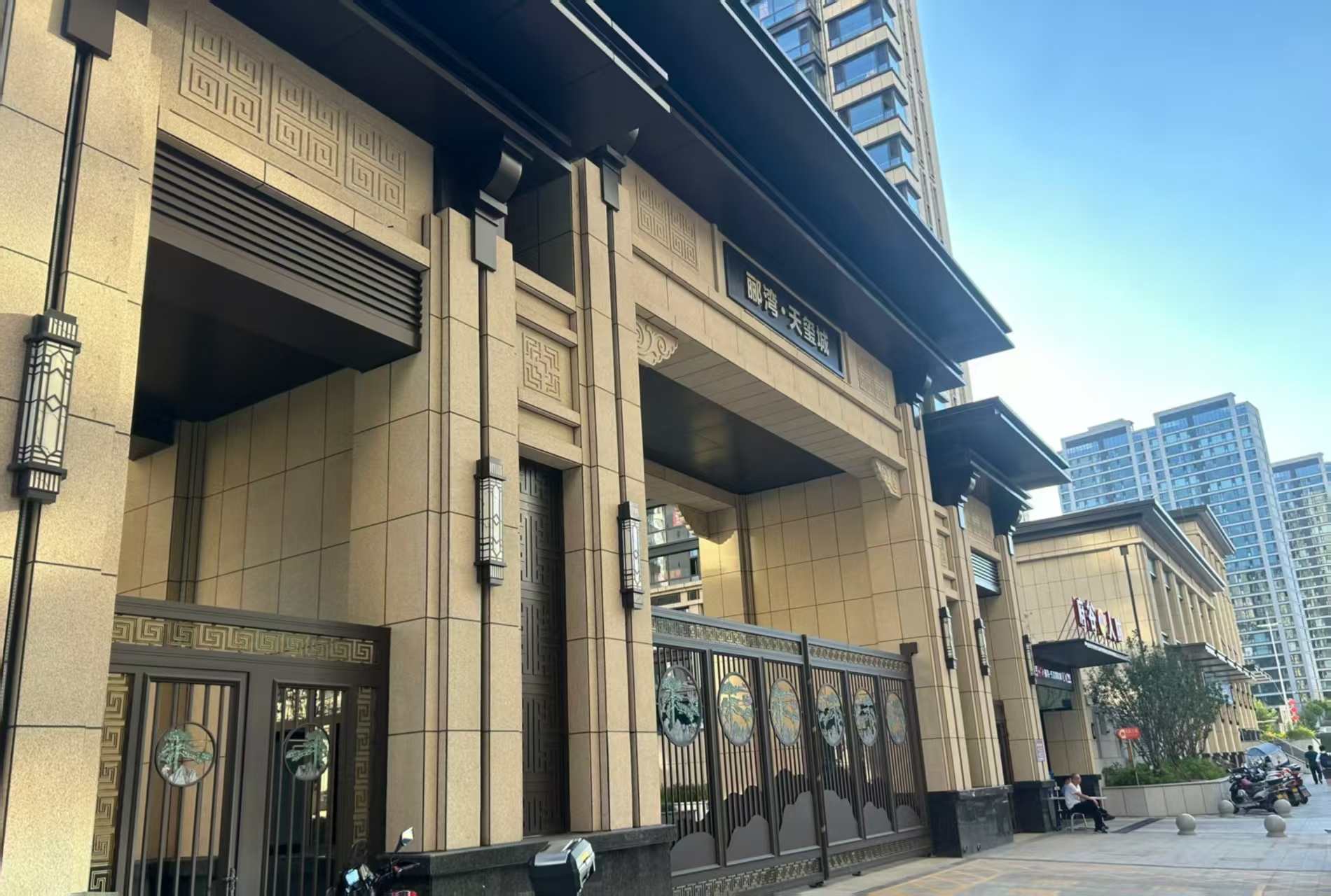 哈密 黄金麻花岗岩荔枝面小区门楼外墙干挂