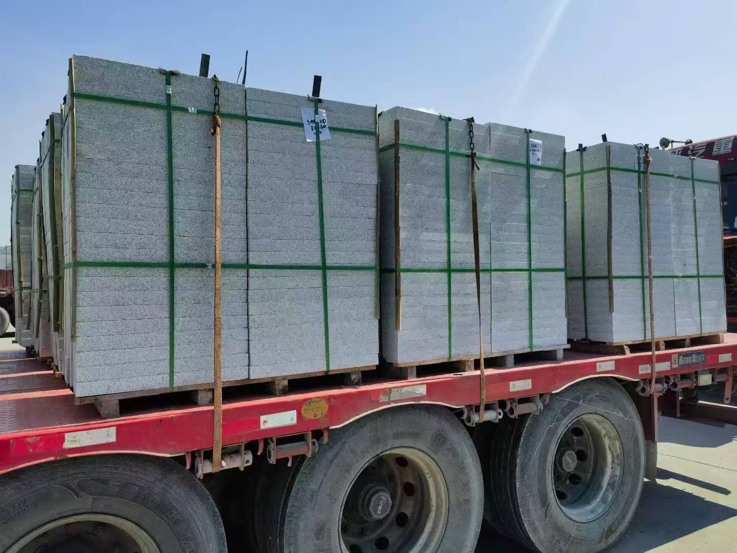 哈密芝麻白花岗岩出货日常地铺石