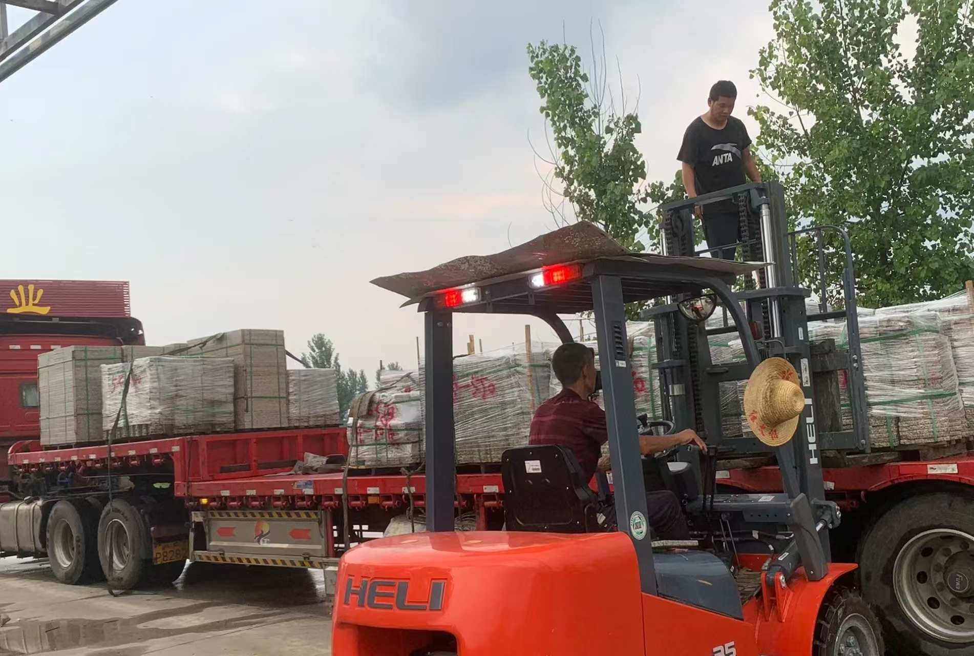 哈密 黄金麻冰裂纹，地铺石装车