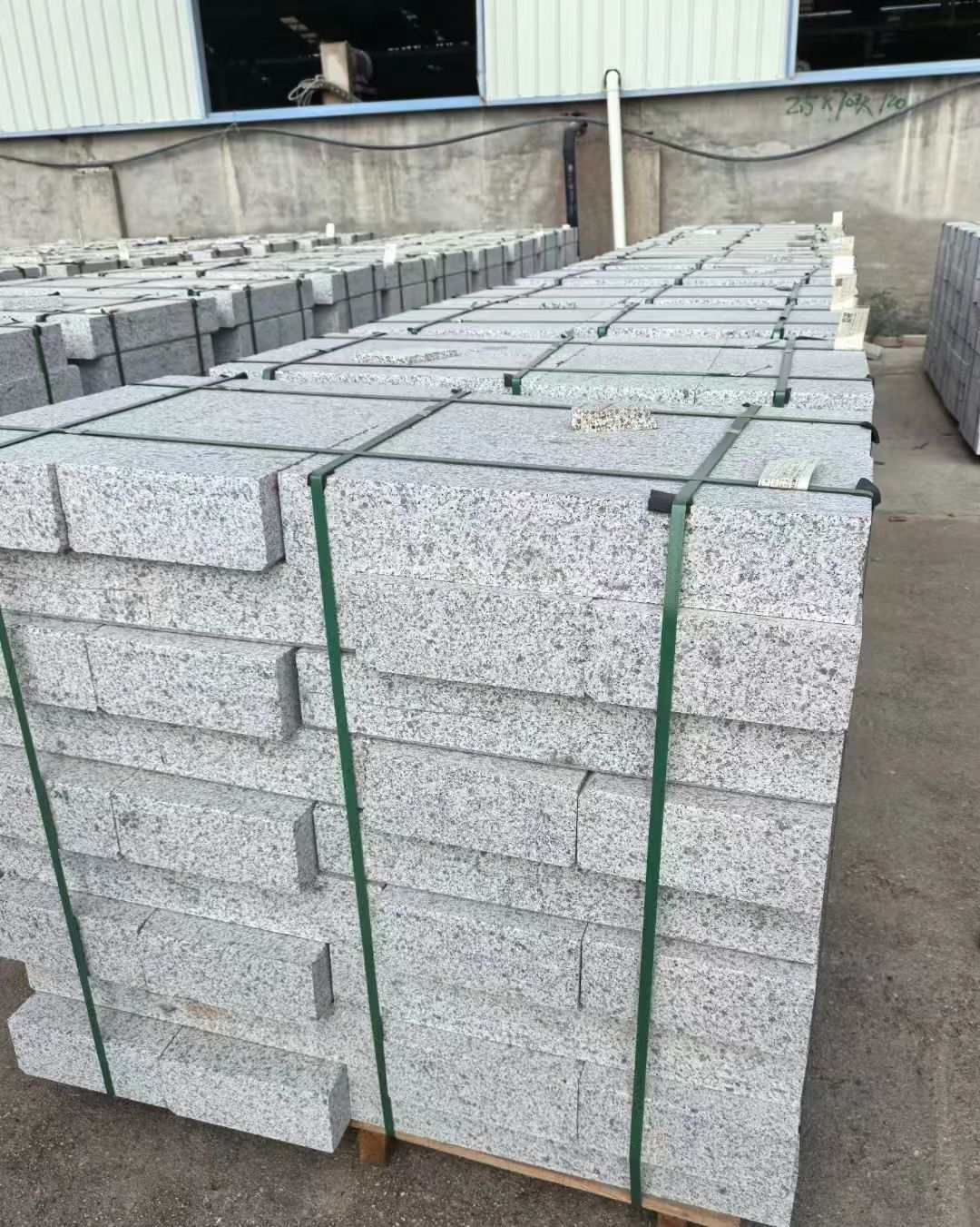 哈密 白麻花岗岩路沿石，弧形路沿石，道牙石，马路牙子，界石，路缘石，平沿石，直岩石，平缘石等