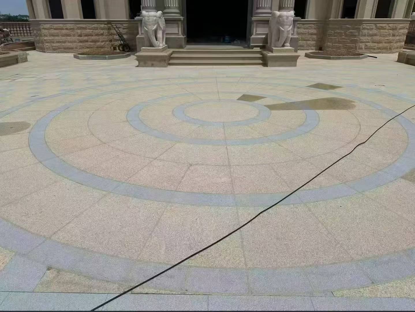 哈密 黄金麻芝麻灰花岗岩石材地铺拼接效果